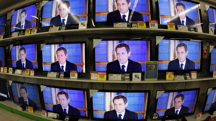 Dans un magasin de Nice (Paca), retransmission d'une interview de Nicolas Sarkozy, le 16 novembre 2010. (ERIC GAILLARD / REUTERS)