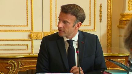 Gouvernement : Emmanuel Macron tape du poing sur la table