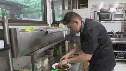 Restaurants :&nbsp;des réfugiés ukrainiens&nbsp;pallient le manque&nbsp;de main d’œuvre&nbsp;dans les&nbsp;cuisines (France 2)