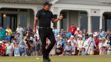 Phil Mickelson a le sourire, il mène après trois manches au Championnat PGA.&nbsp; (JAMIE SQUIRE / GETTY IMAGES NORTH AMERICA)