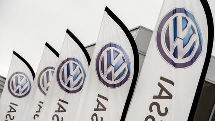 Le logo&nbsp;Volkswagen à Dunkerque (Nord), le 4 novembre 2015. (PHILIPPE HUGUEN / AFP)