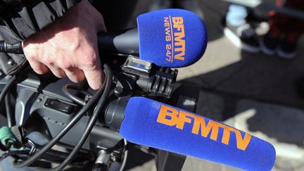 Un cameraman de BFMTV à Cahors (Lot), le 10 mars 2014.&nbsp; (ERIC CABANIS / AFP)