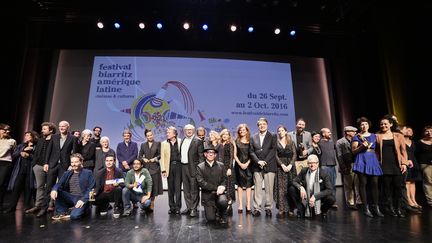 Autour d'Alfredo Arias, le jury et les primés du festival Biarritz Amérique Latine (2 octobre 2016)
 (Nicolas Mollo / AFP)