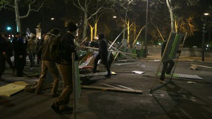 En marge de la Manif pour tous, &agrave; Paris, quelques dizaines de personnes violentes s'en sont prises aux forces de l'ordre et &agrave; la presse. (KENZO TRIBOUILLARD / AFP)