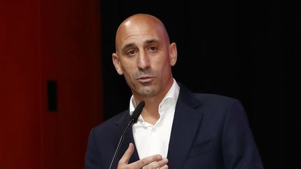 Le président de la Fédération espagnole de football, Luis Rubiales, à la tribune de l'assemblée générale extraordinaire à Madrid, le 25 août 2023. (RFEF / AP)