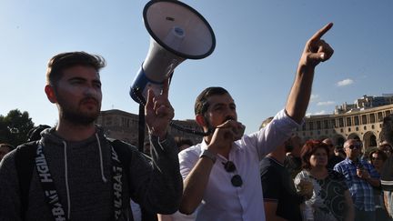 Des Arméniens protestent à Erevan pour demander au gouvernement de répondre à l'opération antiterroriste lancée par l'Azerbaïdjan dans la région du Haut-Karabakh, le 19 septembre 2023. (KAREN MINASYAN / AFP)