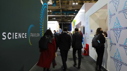 Des visiteurs&nbsp;passent près des pavillons scientifiques à la COP26 de Glasgow (Royaume-Uni), le 2 novembre 2021. (CAMILLE ADAOUST / FRANCEINFO)