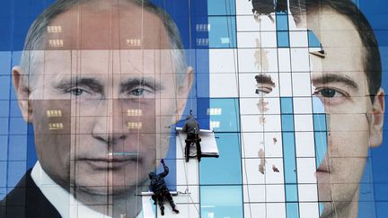 Un immeuble de Krasnodar (Russie) est recouvert des portraits du&nbsp;pr&eacute;sident russe Dmitri Medvedev (D) et de son Premier ministre Vladimir Poutine en vue des &eacute;lections parlementaires, le 24 novembre 2011. (EDUARD KOMIYENKO / REUTERS)