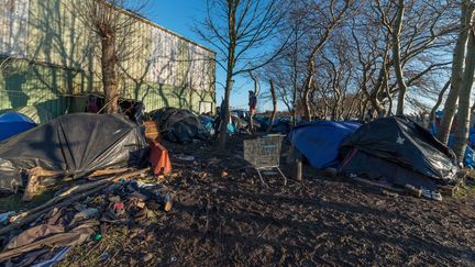 Un campement de migrants le 28 d&eacute;cembre 2014 pr&egrave;s de Calais (Pas-de-Calais). ( MAXPPP)