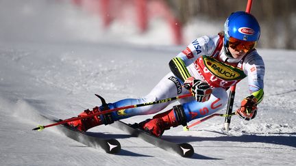 Mikaela Shiffrin a dominé la première manche du slalom géant, mardi 21 décembre, à Courchevel. (JEFF PACHOUD / AFP)