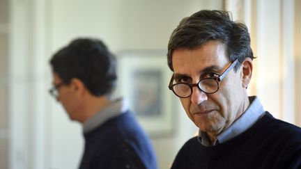 L'essayiste Emmanuel Todd le 7 mai 2015 pose &agrave; son domicile&nbsp;&agrave; Paris. (ERIC FEFERBERG / AFP)