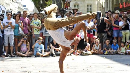 Le Festival d'Avignon, c'est aussi du spectacle de rue pour petits et grands. Acrobaties devant l'hôtel de ville avec les parisiens William et Momo.
 (Vincent Damourette / Culturebox)