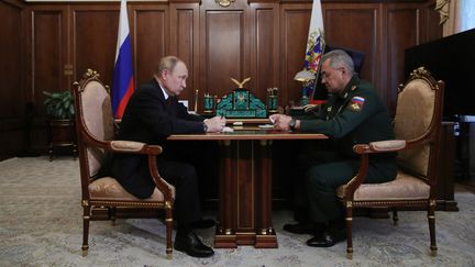 Le président russe, Vladimir Poutine, lors d'une réunion avec son ministre de la Défense, Sergueï Choïgou, le 4 juillet 2022 au Kremlin, à Moscou (Russie). (MIKHAIL KLIMENTYEV / SPUTNIK / AFP)