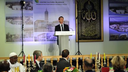 Le Premier ministre Manuel Valls s'est rendu dans la mosqu&eacute;e d'Evry-Courcouronnes (Essonne), vendredi 25 juillet 2014, pour participer &agrave; un repas de rupture du je&ucirc;ne du ramadan. (STEPHANE DE SAKUTIN / AFP)