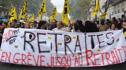 Des syndicalistes de Sud défilent contre la réforme des retraites&nbsp;présentée par le gouvernement de François Fillon, le 2 octobre 2010. Le projet, qui consiste essentiellement à relever de 60 à 62 ans l'âge légal de départ à la retraite, a finalement été promulgué au début du mois de novembre. Selon la CGT,&nbsp;3,5 millions de personnes ont défilé dans les rues de France métropolitaine ce jour-là,&nbsp;contre 1,23 million, selon le ministère de l'Intérieur. (MIGUEL MEDINA / AFP)