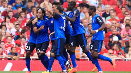 Les Monégasques félicitent Radamel Falcao, après son but face aux Gunners d'Arsenal, lors de la dernière journée de l'Emirates Cup, dimanche dernier (1-0).  (  BEN QUEENBOROUGH / BACKPAGE IMAGES LTD)