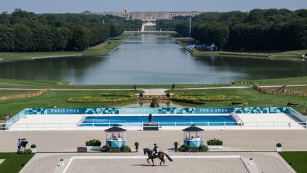 Épreuve d'équitation dans les jardins du château de Versailles pendant les Jeux olympiques de Paris 2024, le 30 juillet 2024. (JOHN MACDOUGALL / AFP)