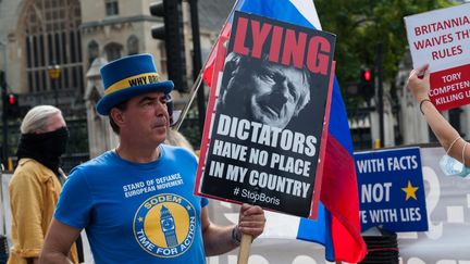 Des manifestants pro-européens protestent devant le Parlement contre le "no-deal Brexit" (le Brexit sans accord avec l'UE), le 16 septembre 2020, à Londres (Royaume-Uni). (WIKTOR SZYMANOWICZ / NURPHOTO / AFP)