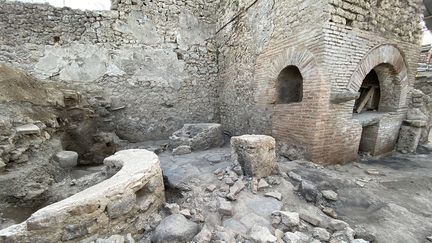 La "boulangerie-prison" découverte par les archéologues sur le site antique de Pompei (Italie), le 8 décembre 2023. (HANDOUT / POMPEII ARCHAEOLOGICAL PARK VIA AFP)