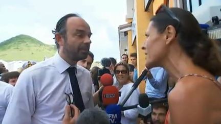 Edouard Philippe en pleine discussion avec&nbsp;une&nbsp;femme sinistré de l'ouragan Irma dans l'île française de Saint-Martin, le 6 novembre 2017 (FRANCEINFO)