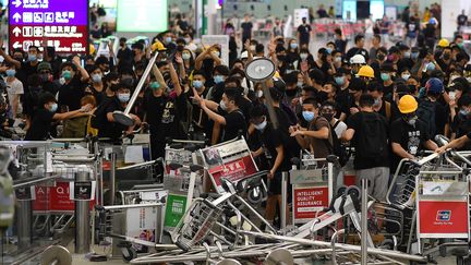 Hong Kong : la manifestation pacifique dégénère