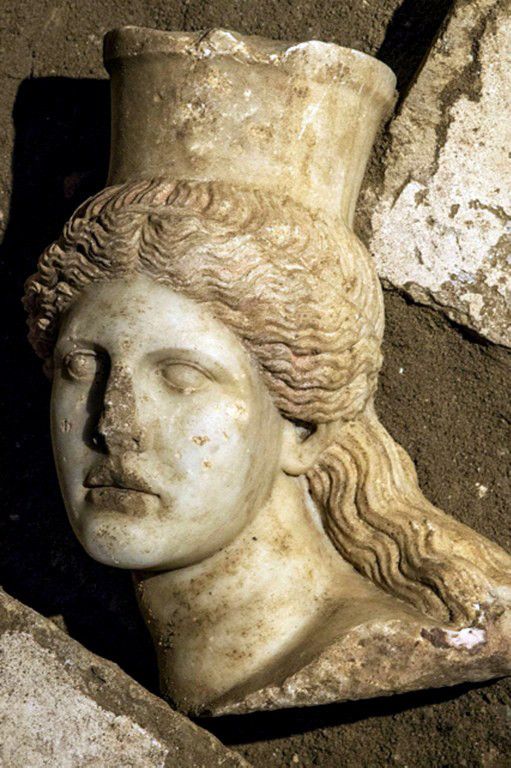 Cariatide du site d'Amphipolis, en Gèce
 (GREEK CULTURE MINISTRY / AFP)