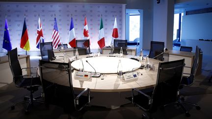 Une salle de réunion, le 6 avril 2019, à Dinard (Ille-et-Vilaine), avant une rencontre des ministres des Affaires étrangères des pays du G7. (STEPHANE MAHE / AFP)