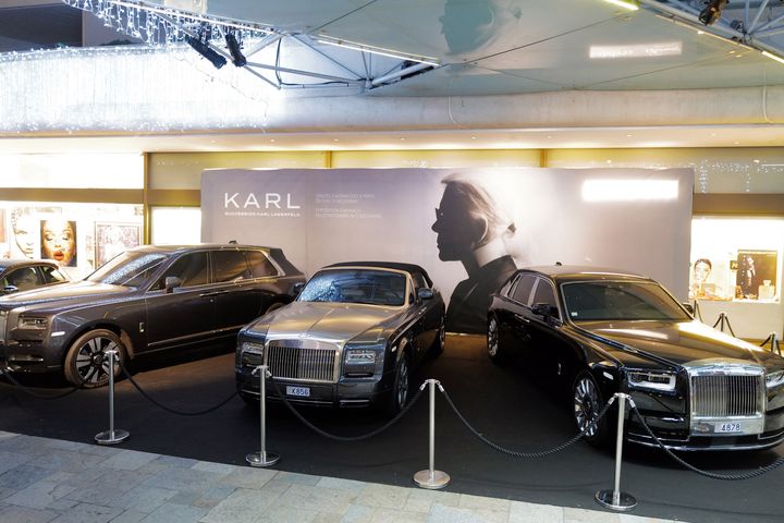 Trois Rolls Royce, à la&nbsp;vente d'une partie de la succession du couturier Karl Lagerfeld chez Sotheby's à Monaco.&nbsp; (VALERY HACHE / AFP)