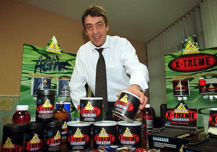 Patrick Mazzei, le PDG de la soci&eacute;t&eacute; Inko, sp&eacute;cialis&eacute;e dans la nutrition sportive, pr&eacute;sente ses produits contenant de la cr&eacute;atine&nbsp;&agrave; Peyruis&nbsp;(Alpes-de-Haute-Provence) en f&eacute;vrier 2006. (MAXPPP)