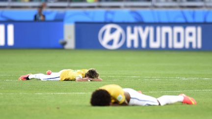 &nbsp; (Neymar et Marcelo en pleurs après la victoire face au Chili en huitièmes de finale. © Newscom/kyodowc)