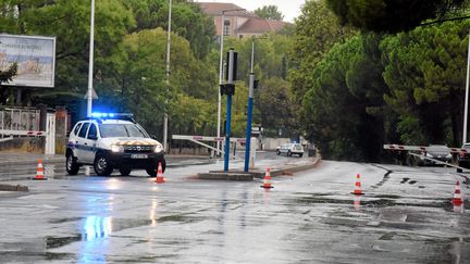 Une route mouillée à Montpellier (Hérault), le 14 août 2022. (RICHARD DE HULLESSEN / MAXPPP)