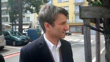 Marc Petit, le maire de Firminy, sortant des locaux de la police judiciaire de Saint-Étienne.  (ANGY LOUATAH / RADIO FRANCE)