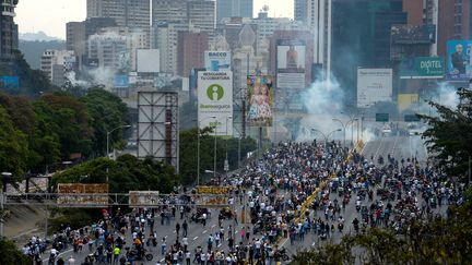 Des affrontements ont eu lieu entre les&nbsp;manifestants anti-Maduro et forces de l'ordre à Caracas (Venezuela), le 20 avril 2017. (FEDERICO PARRA / AFP)