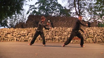 Guillaume Cachera et Nicolas Paumier de la compagnie "Les Invendus" joue leur spectcle "Accroche-toi si tu peux" à Angoulême (France 3 Nouvelle Aquitaine)