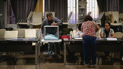 Un bureau de vote de la commune des Avirons, à La Réunion, lors du premier tour des élections législatives, le 30 juin 2024. (OPHELIE VINOT / AFP)