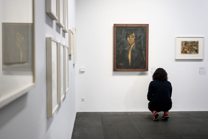 Exposition "Collection Gurlitt, état des lieux", ici à Berne : un visiteur devant le "Portrait de Maschka Mueller" du peintre allemand Otto Müller.
 (Fabrice COFFRINI / AFP)