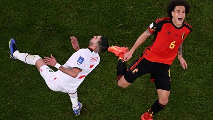 Le duel entre Ziyech et Witsel, vu de haut, lors du match Maroc-Belgique, le 27 novembre 2022 au Al-Thumama Stadium de Doha. (KIRILL KUDRYAVTSEV / AFP)