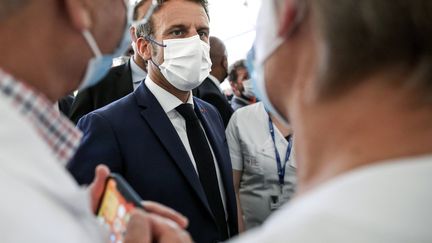 Emmanuel Macron échange avec des soignants au centre hospitalier du Cotentin, à Cherbourg (Manche), le 31 mai 2022. (STEPHANE LEMOUTON / SIPA)