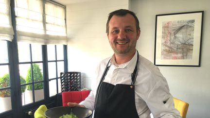 Le chef Mikaël Marion et sa moussette de Normandie. (Laurent Mariotte / Radio France)