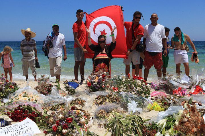 Des Tunisiens se recueillent sur la plage où a eu lieu l'attentat de Sousse, le 3 juillet 2015. (YASSINE GAIDI / ANADOLU AGENCY)