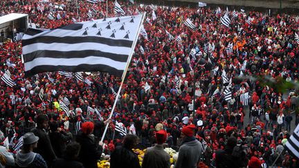 Les "bonnets rouges" manifestent, place de la R&eacute;sistance &agrave; Quimper (Finist&egrave;re), le 2 novembre 2013, contre l'&eacute;cotaxe et pour l'emploi en Bretagne. (MAXPPP)