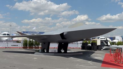 Le modèle du Système de combat aérien du futur (Scaf), présenté au salon du Bourget (Seine-Saint-Denis), le 17 juin 2019. (ERIC PIERMONT / AFP)