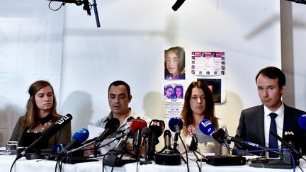 Les parents de Maëlys et leur avocat (à droite), le 28 septembre 2017 à Villeurbanne (Rhône). (JEFF PACHOUD / AFP)