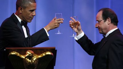 Le pr&eacute;sident am&eacute;ricain Barack Obama (G) et son homologue fran&ccedil;ais, Fran&ccedil;ois Hollande portent un toast lors du d&icirc;ner d'&eacute;tat organis&eacute; &agrave; la Maison Blanche &agrave; Washington (Etats-Unis), le 11 f&eacute;vrier 2014. (KEVIN LAMARQUE / REUTERS)