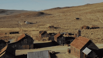 Si vous pensez Western, vous allez imaginer sans doute des cowboys, des chevaux, des chercheurs d’or et des saloons. Tout cela a totalement disparu d’un village du Far West. Tout, sauf les murs. Un lieu abandonné par ses habitants, mais peut-être encore habité par ses fantômes. (France 2)