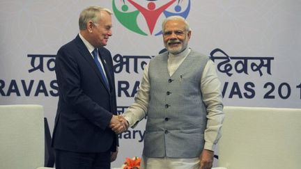 Poignée de mains entre le ministre français des Affaires étrangères Jean-Marc Ayrault (G) et le Premier ministre indien Narendra Modi au sommet Pravasi Bharatiya Divas 2017, à Bangalore, le 8 janvier 2017. (MANJUNATH KIRAN / AFP)