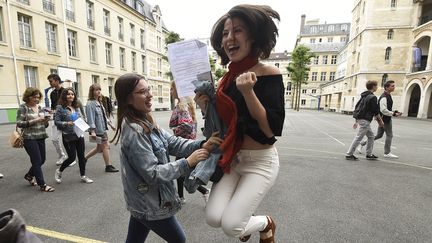 Des lycéennes éclatent de joie après les résultats du baccalauréat, mardi 5 juillet 2016, au Lycée Louis Le Grand, à Paris.&nbsp; (DOMINIQUE FAGET / AFP)