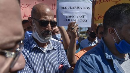 Des chauffeurs de taxi à la gare&nbsp;routière de Kharouba,&nbsp;à Alger, le 15 juin 2020. (RYAD KRAMDI / AFP)