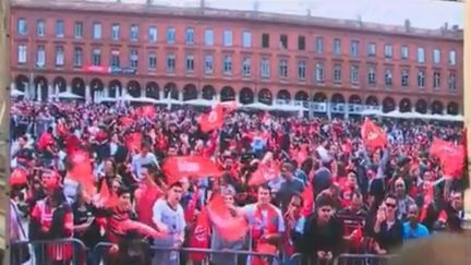 Des supporters du Stade toulousain sur la place du Capitole, à Toulouse (Haute-Garonne). (FRANCE 3)