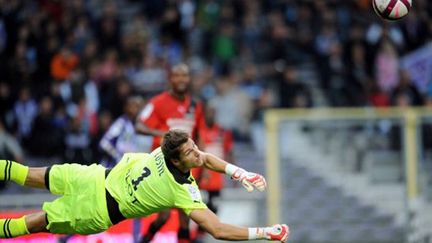 Thierry Dusautoir (Toulouse) face à la défense d'Edimbourg (REMY GABALDA / AFP)